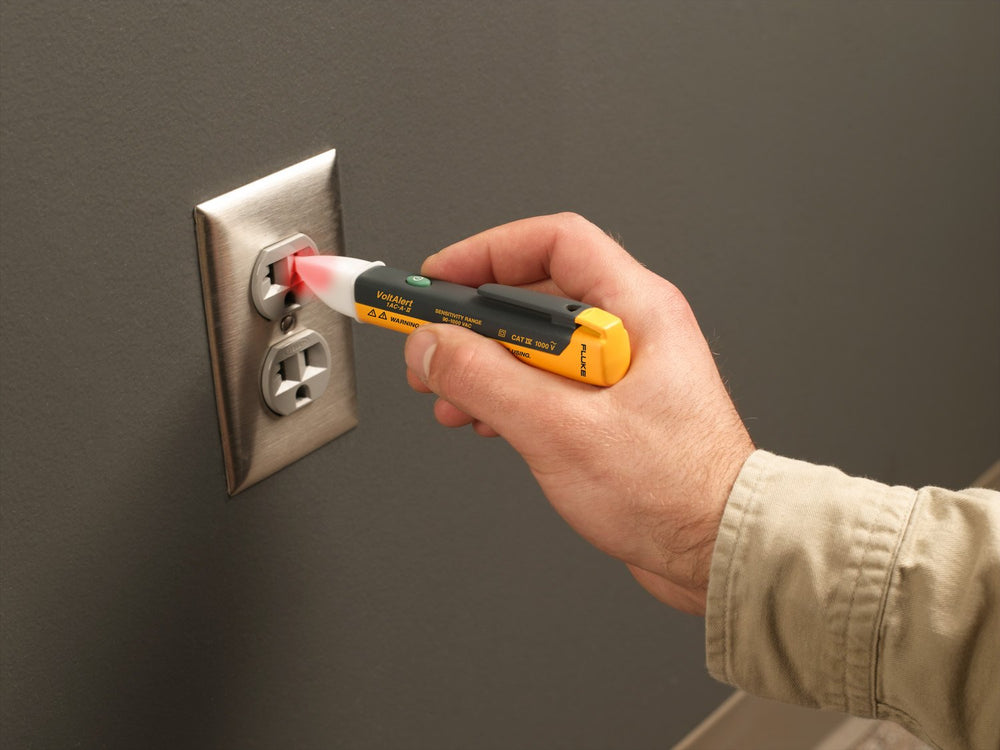 Fluke 1AC II en mano probando cable, herramienta de bolsillo para mantenimiento