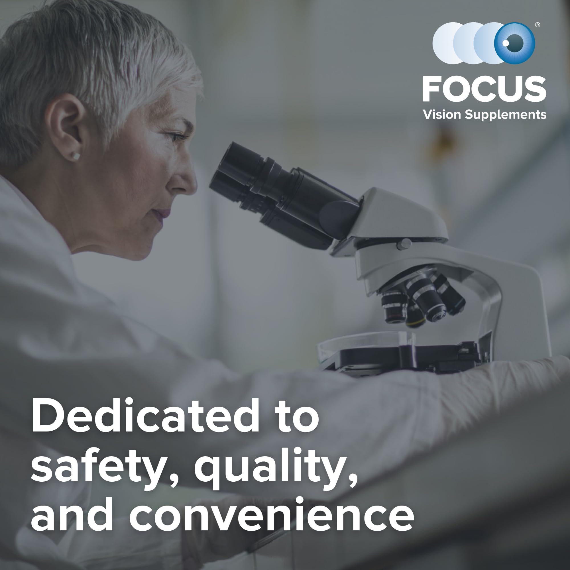 Focus Vision Supplements persona tomando cápsula con agua para rutina diaria