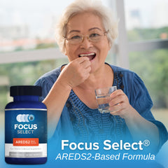 Focus Vision Supplements cápsula en mano para comparar tamaño y facilidad de ingestión