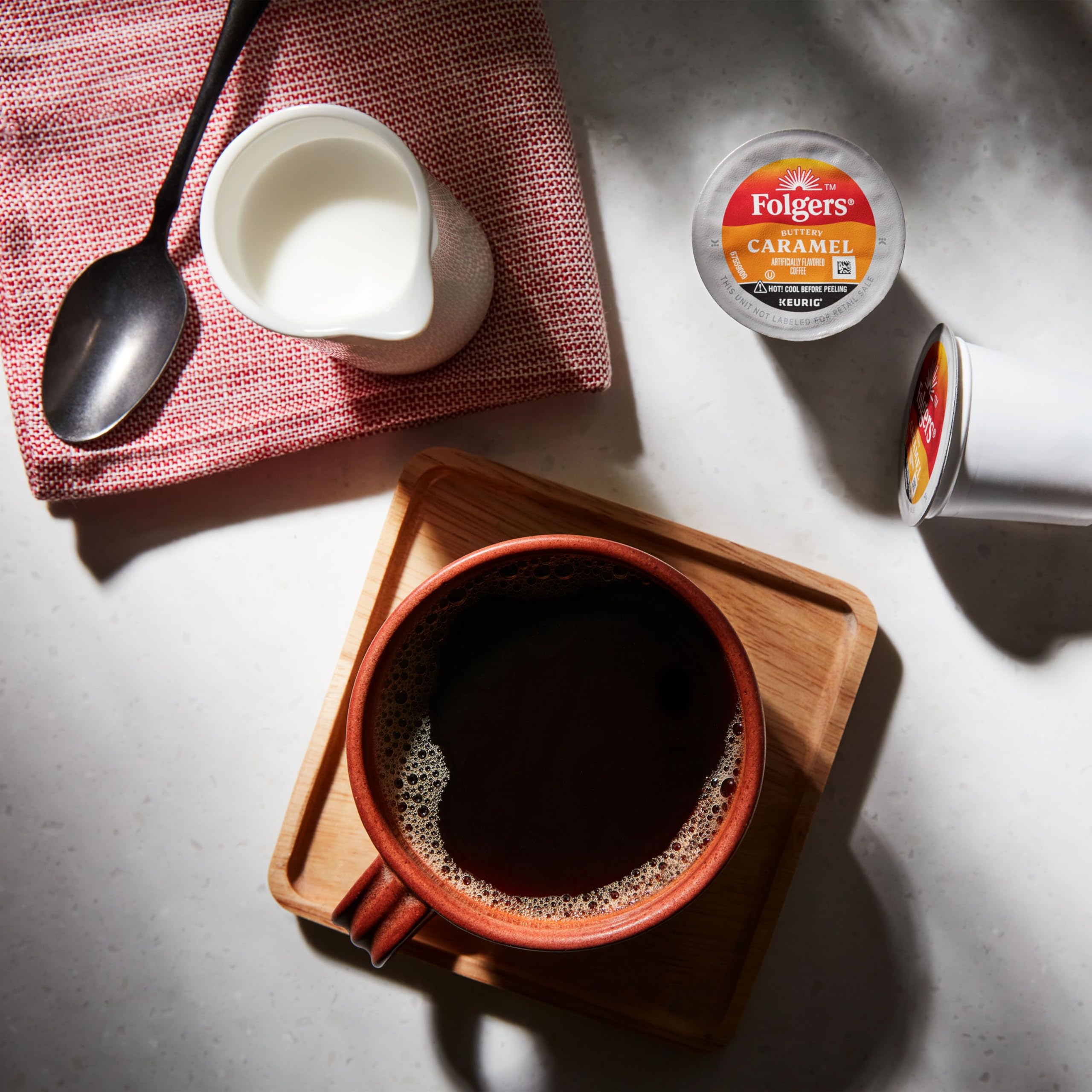 Folgers cápsulas en mano para comparar tamaño y facilitar uso diario
