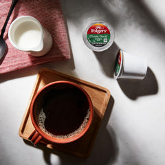 Folgers ce1psula insertada en Keurig para una taza re1pida y consistente