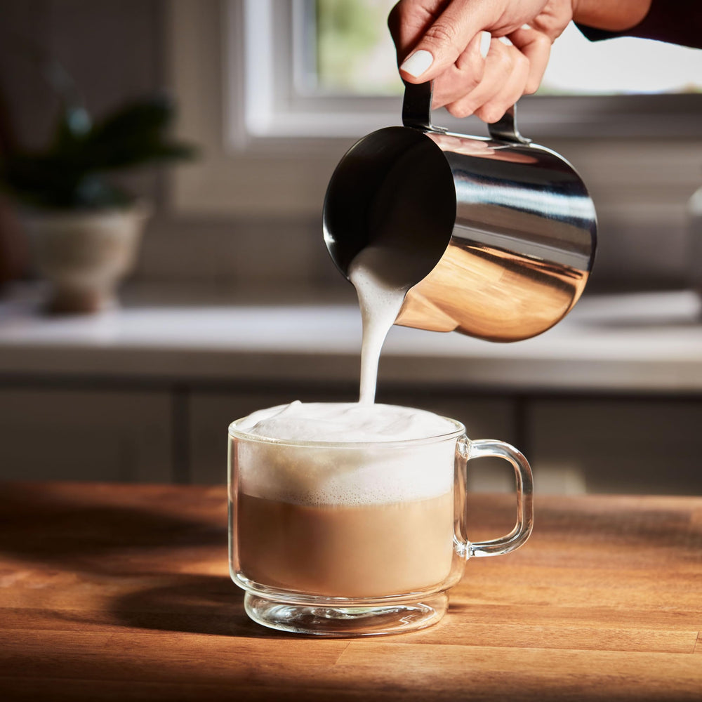 Folgers Half Caff taza al lado de cápsula para comparar tamaño
