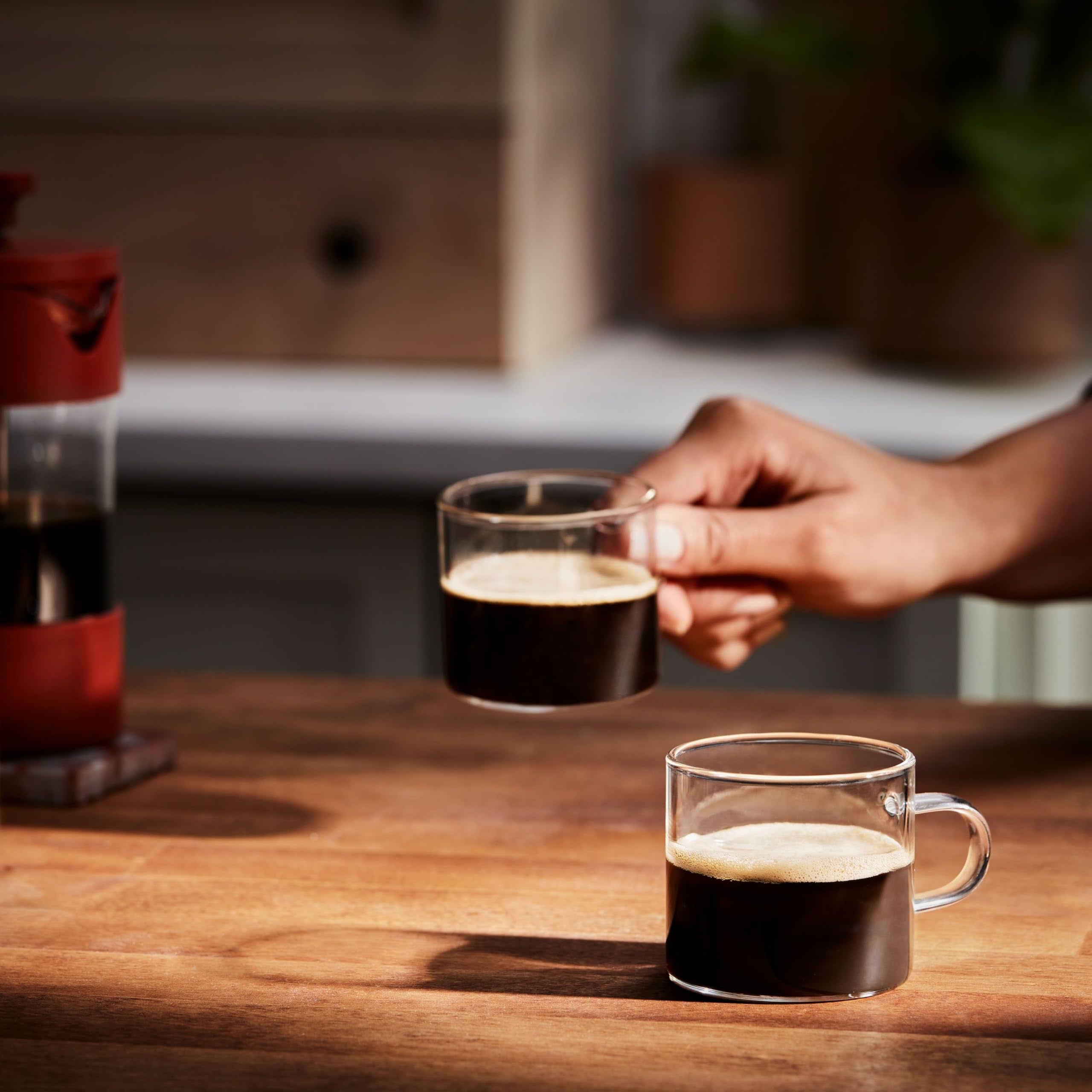 Folgers Half Caff cápsula dentro de máquina Keurig, preparación rápida