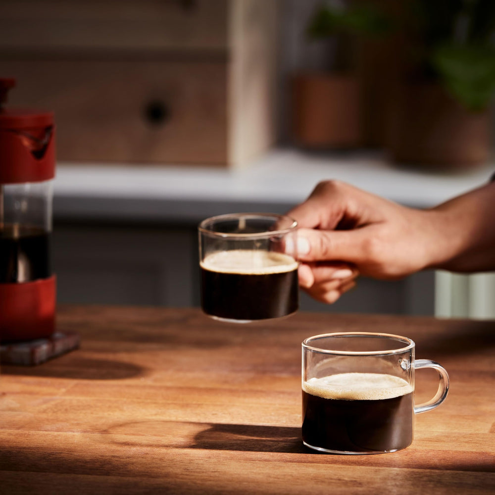 Folgers Half Caff cápsula dentro de máquina Keurig, preparación rápida