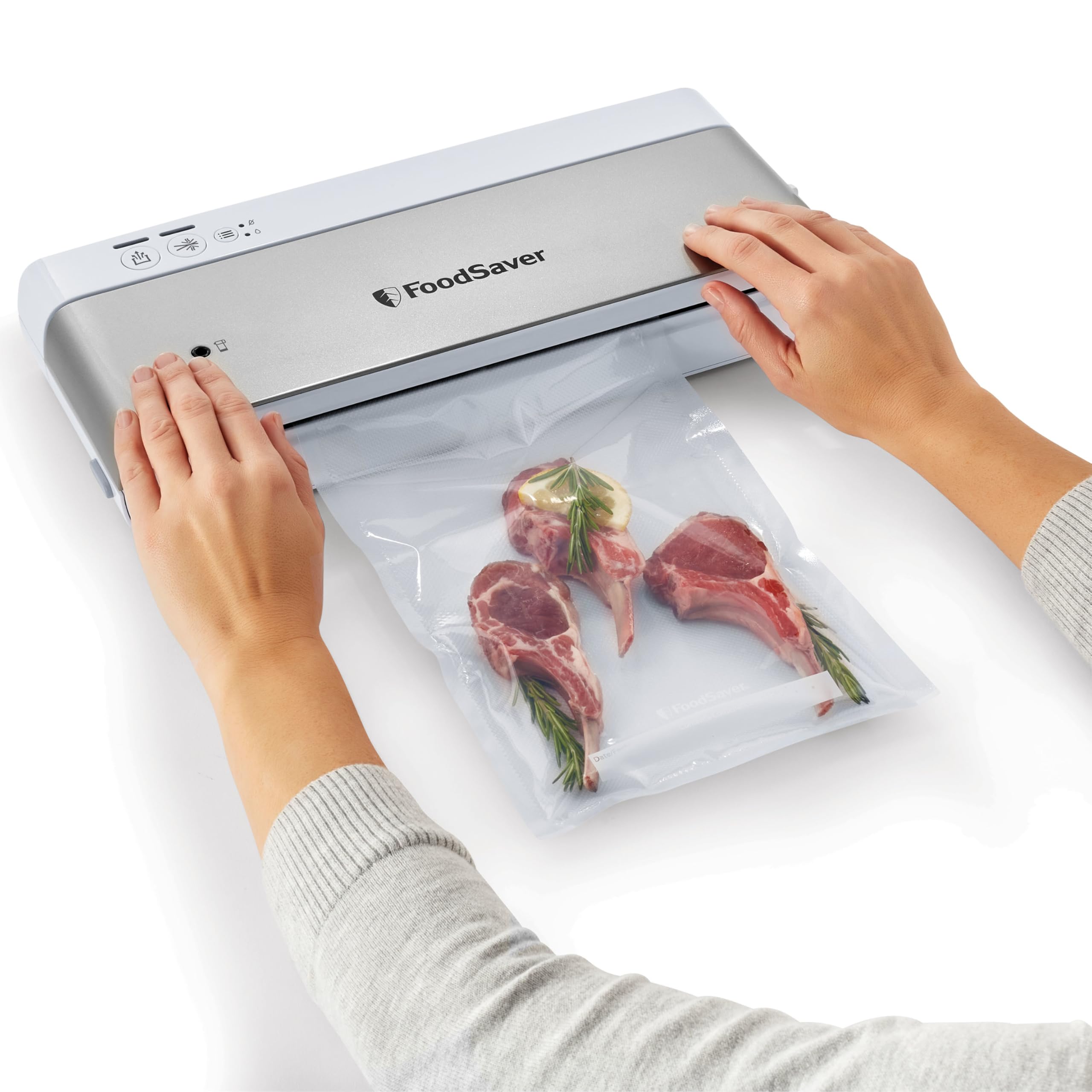 Comparación de tamaño FoodSaver con manos para mostrar escala y comodidad