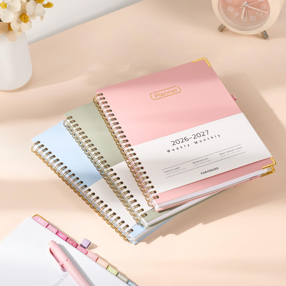 Forvencer agenda 8.5x11 sostenida en mano para comparar tamaño y portabilidad