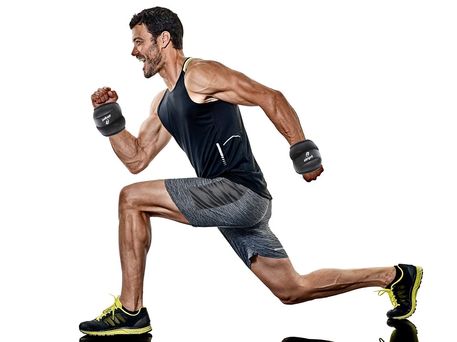 Fragraim ambiente de entrenamiento en casa con pesas puestas, beneficio: versatilidad para ejercicio