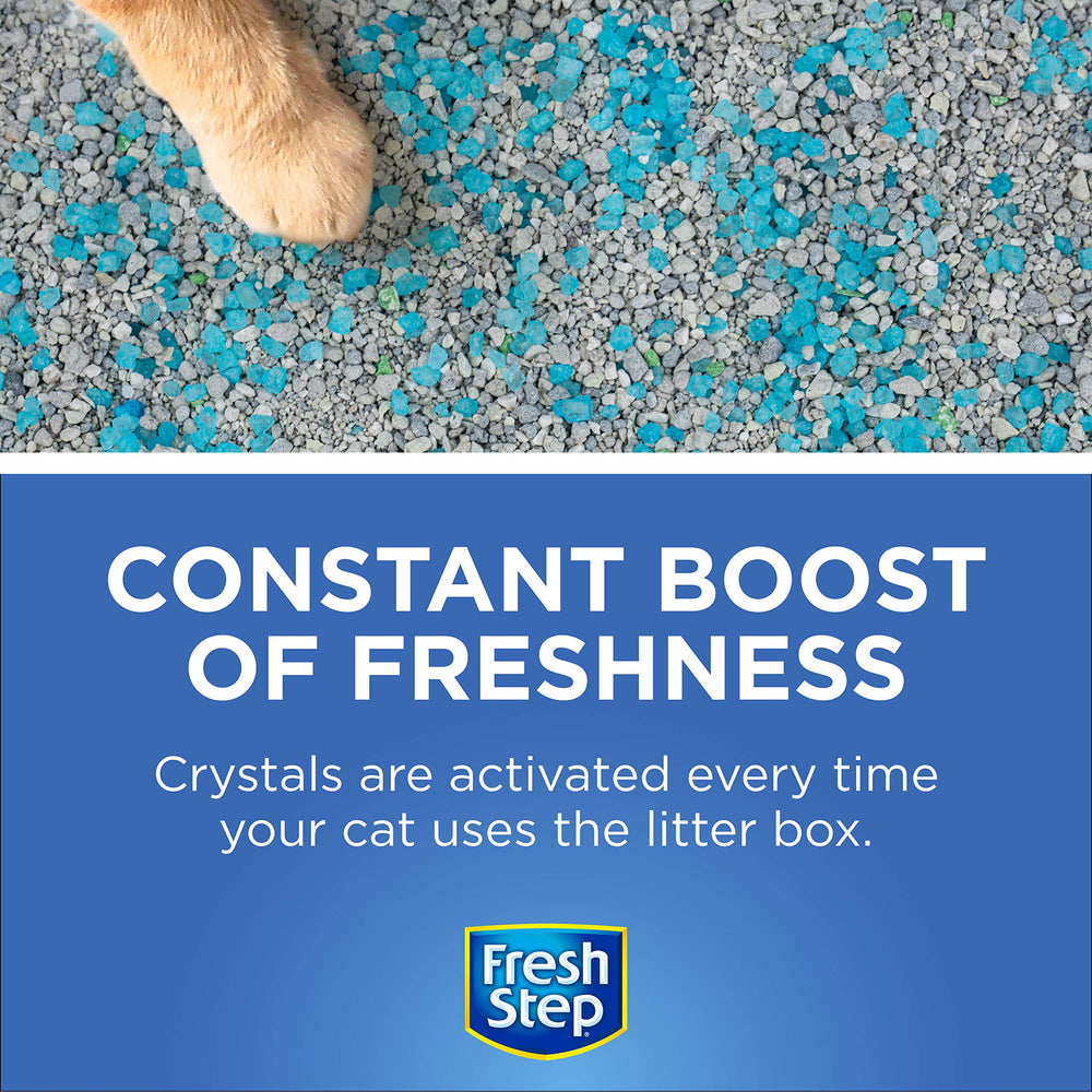 Fresh Step cristales distribuidos en arenero con gato, manteniendo área con aroma fresco