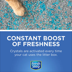 Fresh Step cristales distribuidos en arenero con gato, manteniendo área con aroma fresco
