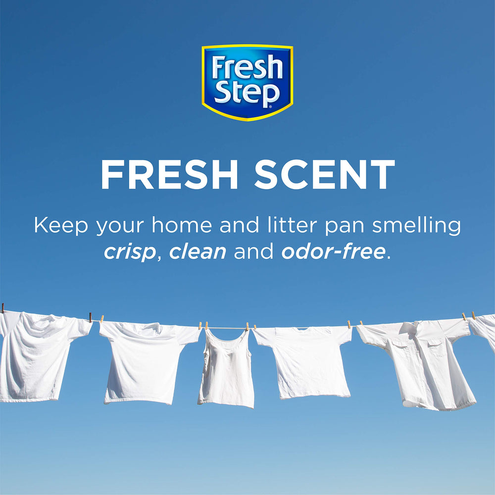 Fresh Step envase en mano vertiendo cristales para dosificado fácil y sin derrames