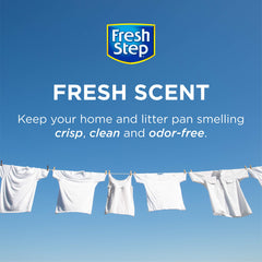 Fresh Step envase en mano vertiendo cristales para dosificado fácil y sin derrames