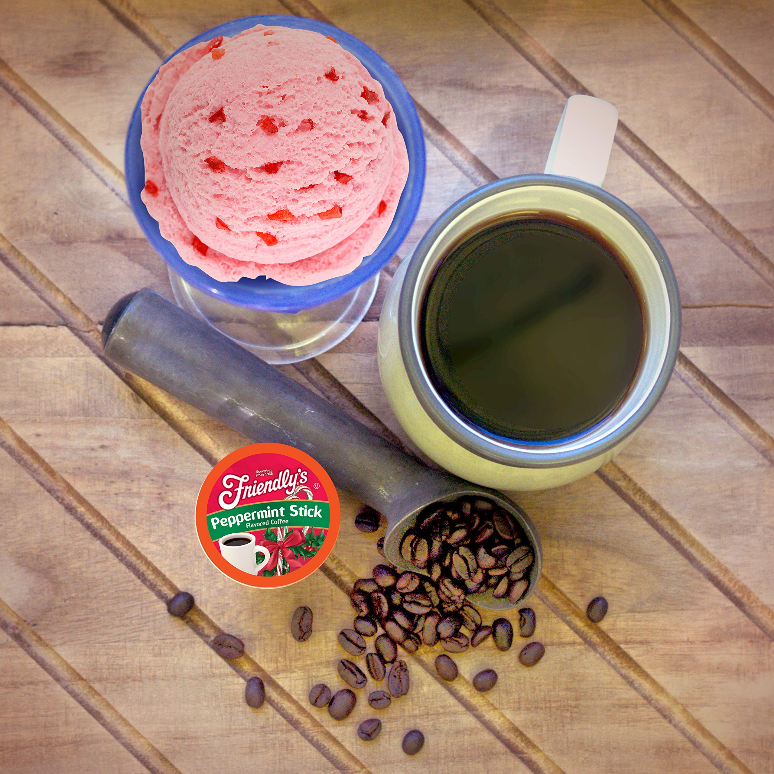Friendly's taza humeante servida, sabor a menta para reuniones navideñas