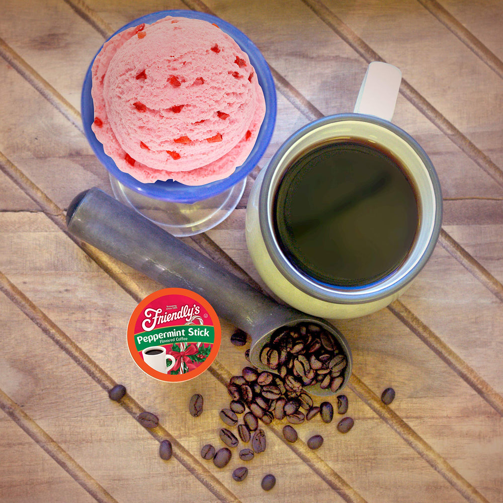 Friendly's taza humeante servida, sabor a menta para reuniones navideñas