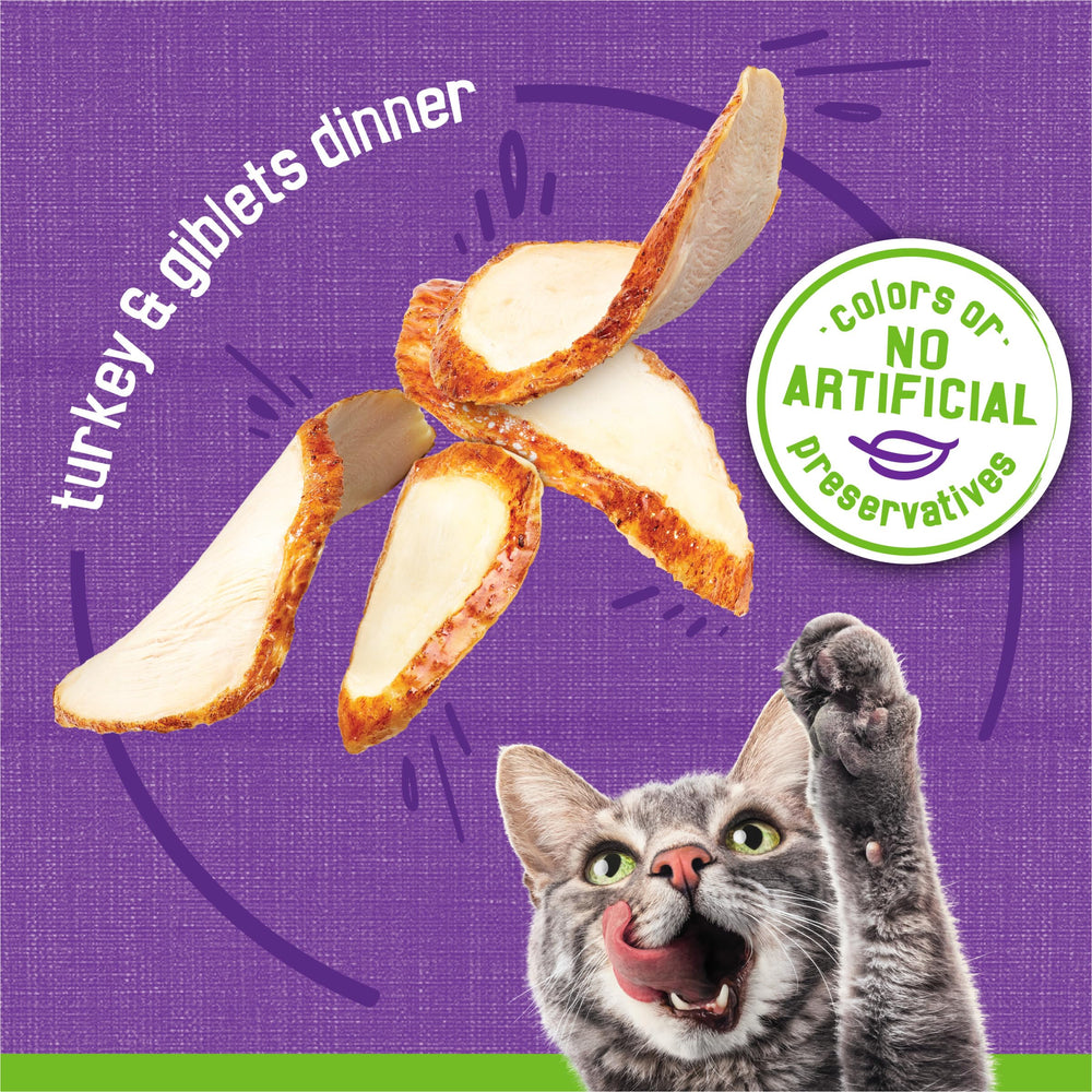 Friskies lata abierta sostenida en mano, muestra facilidad de uso