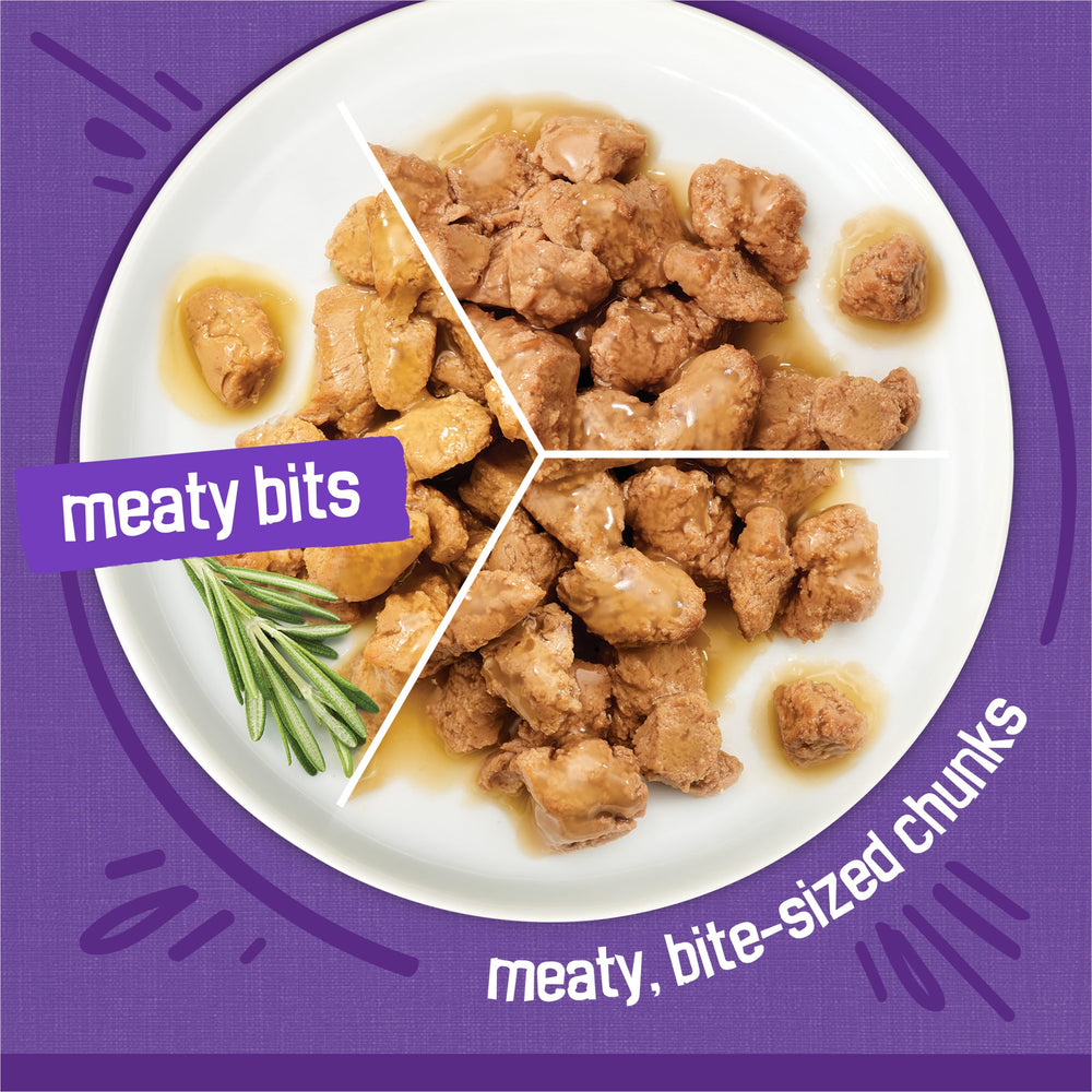 Friskies porción servida en plato, presentación lista para ofrecer nutrición equilibrada