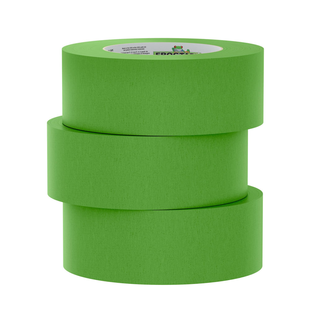FrogTape manos aplicando cinta en proyecto de bricolaje casero