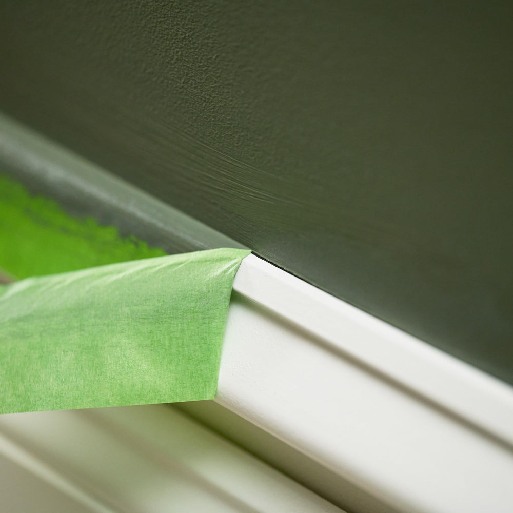 FrogTape retirando cinta revelando línea nítida tras pintura látex