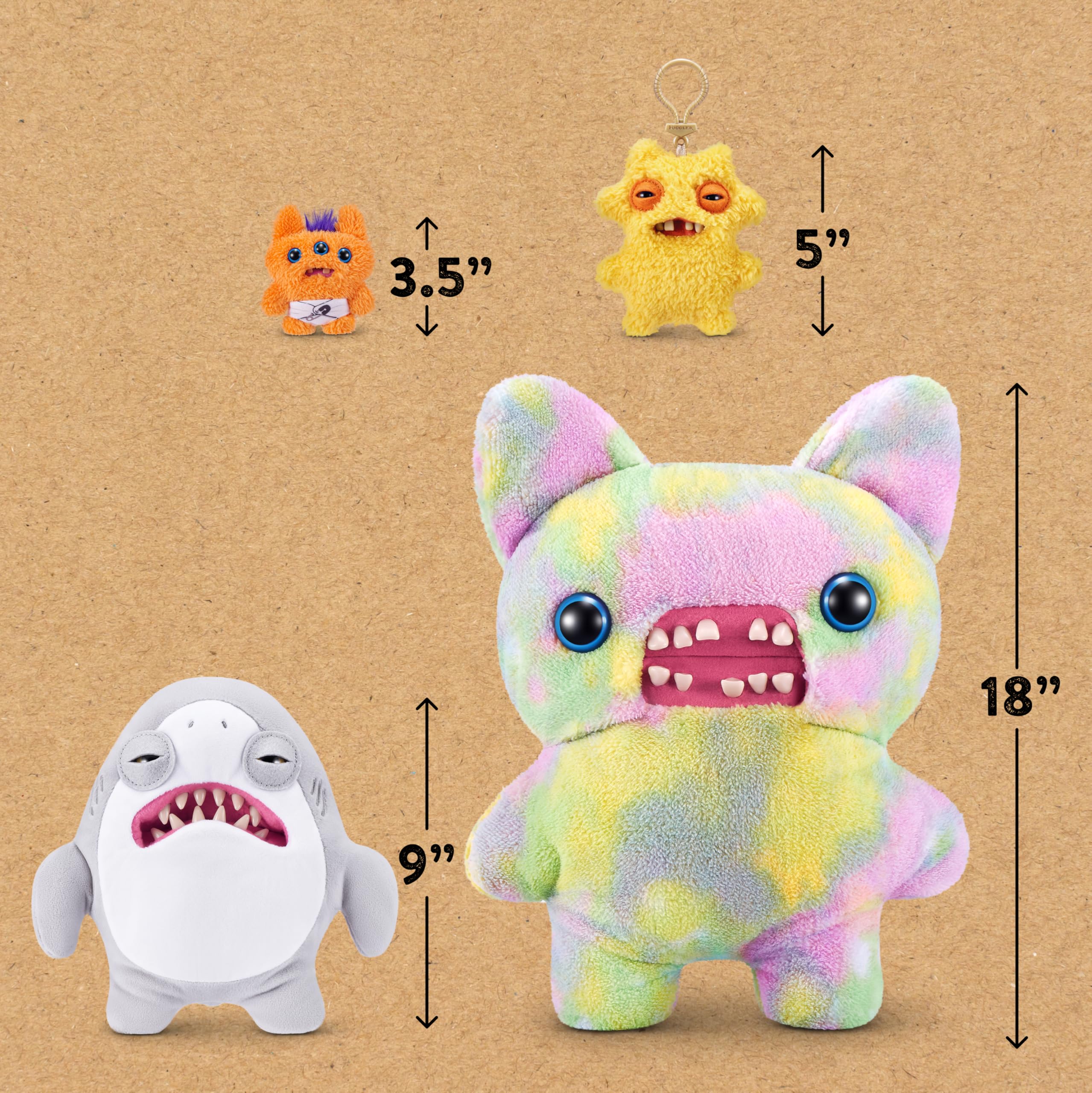 Fuggler Jaws colocado en estantería junto a otros peluches coleccionables
