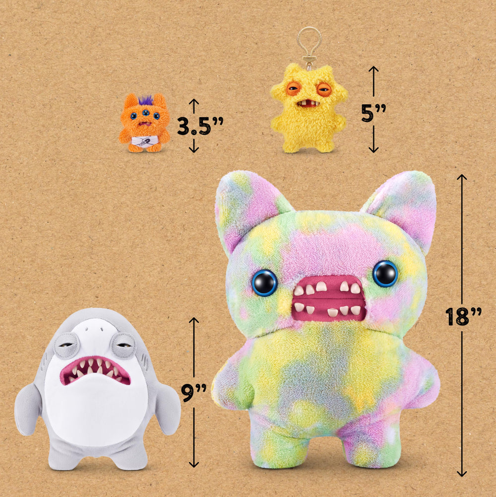Fuggler Jaws colocado en estantería junto a otros peluches coleccionables