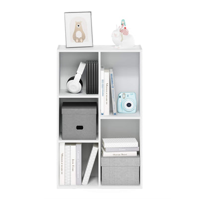 Furinno estantería junto a silla para comparar tamaño y proporción