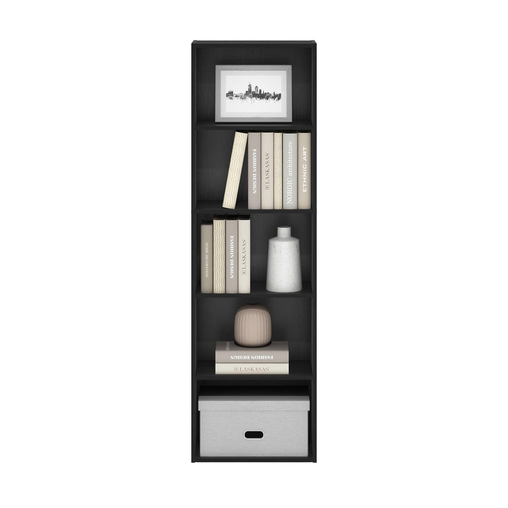 Furinno LUDER colocada en salón exhibiendo libros y plantas para inspiración