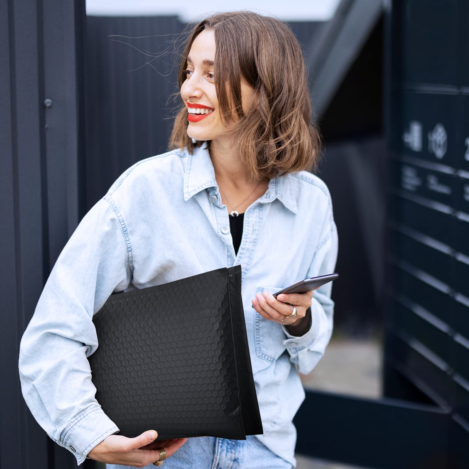 Fuxury paquete listo en mesa estilo ecommerce preparado para despacho