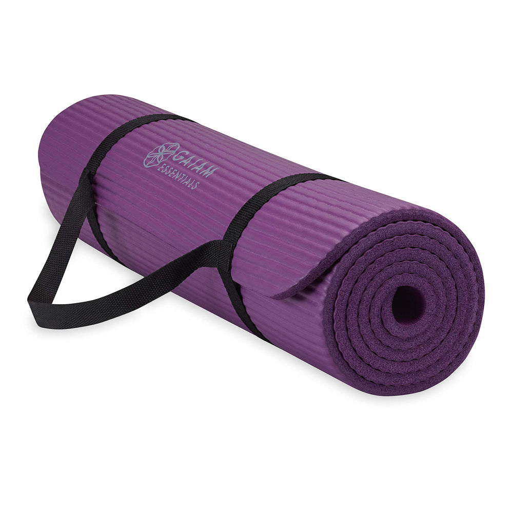 Gaiam colchoneta frontal morada mostrando tamaño y color, cómoda para yoga