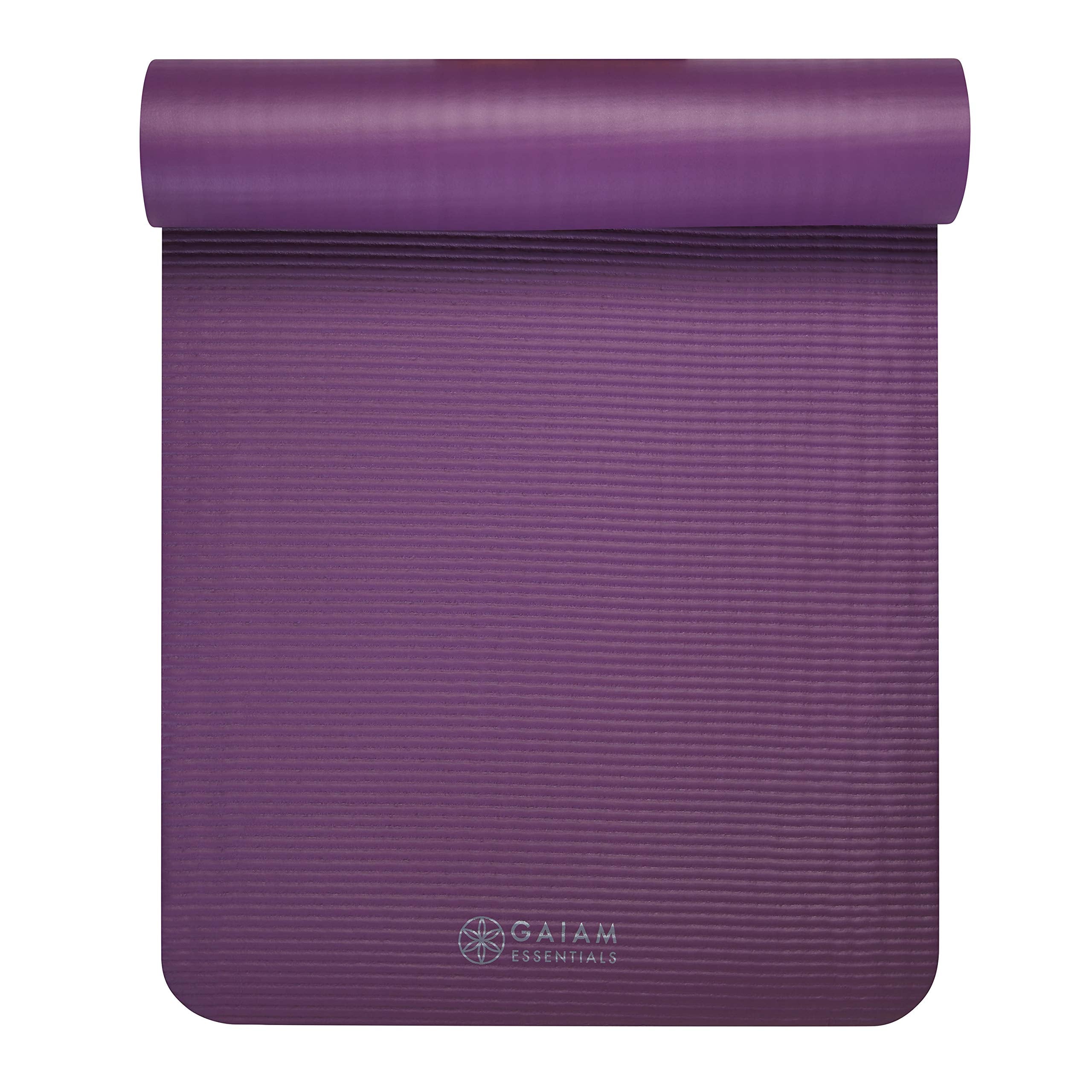 Gaiam colchoneta guardada vertical en armario, ocupa poco espacio al enrollarse