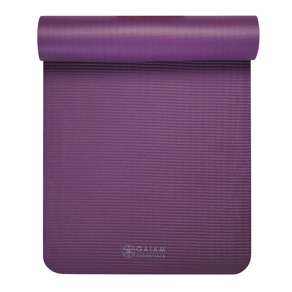 Gaiam colchoneta guardada vertical en armario, ocupa poco espacio al enrollarse