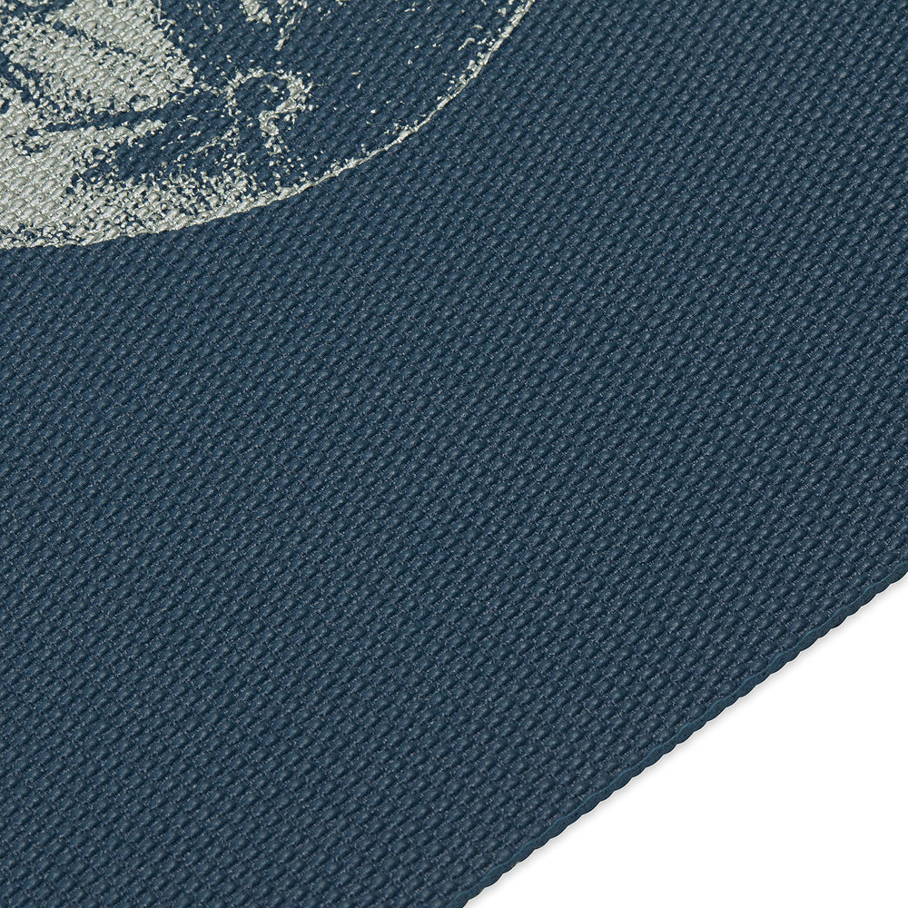 Gaiam detalle de etiqueta con dimensiones 68x24x6mm resaltando tamaño y grosor