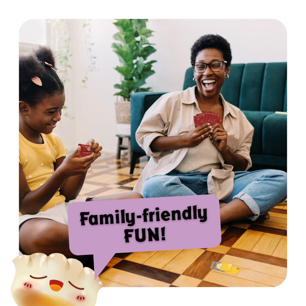 Gamewright Sushi Go cartas junto a una moneda para comparar tamaño real