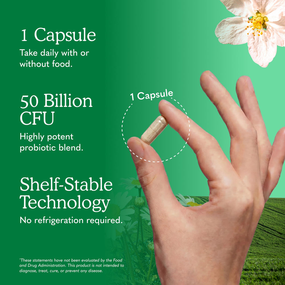 Garden of Life persona sosteniendo cápsula con vaso de agua para fácil toma