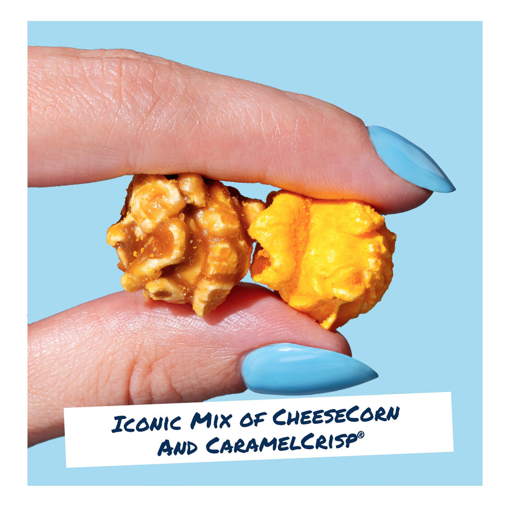 Garrett Popcorn Shops bol lleno con mezcla cheddar y caramelo listo para servir en reuniones
