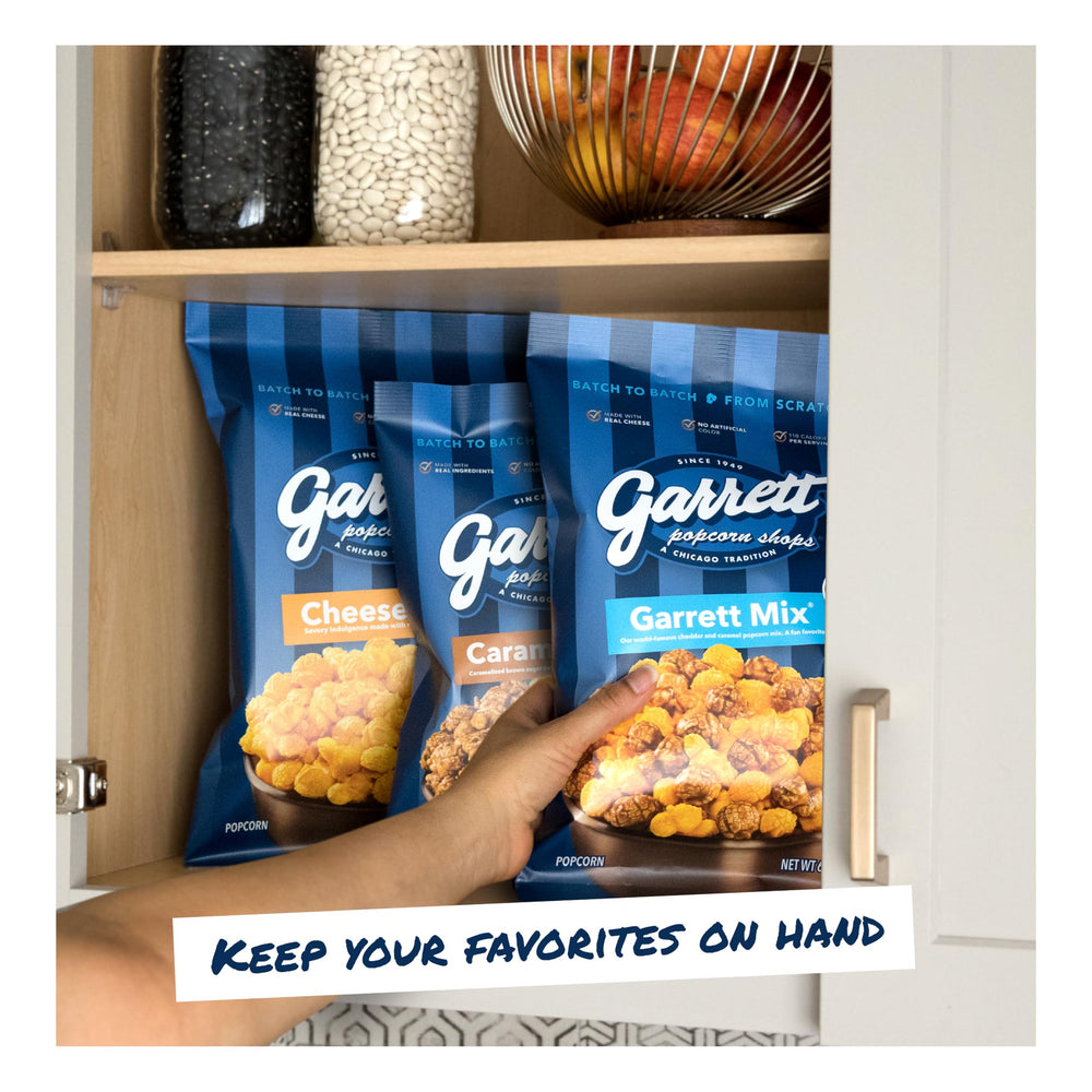 Garrett Popcorn Shops pareja disfrutando mezcla durante noche de cine en casa
