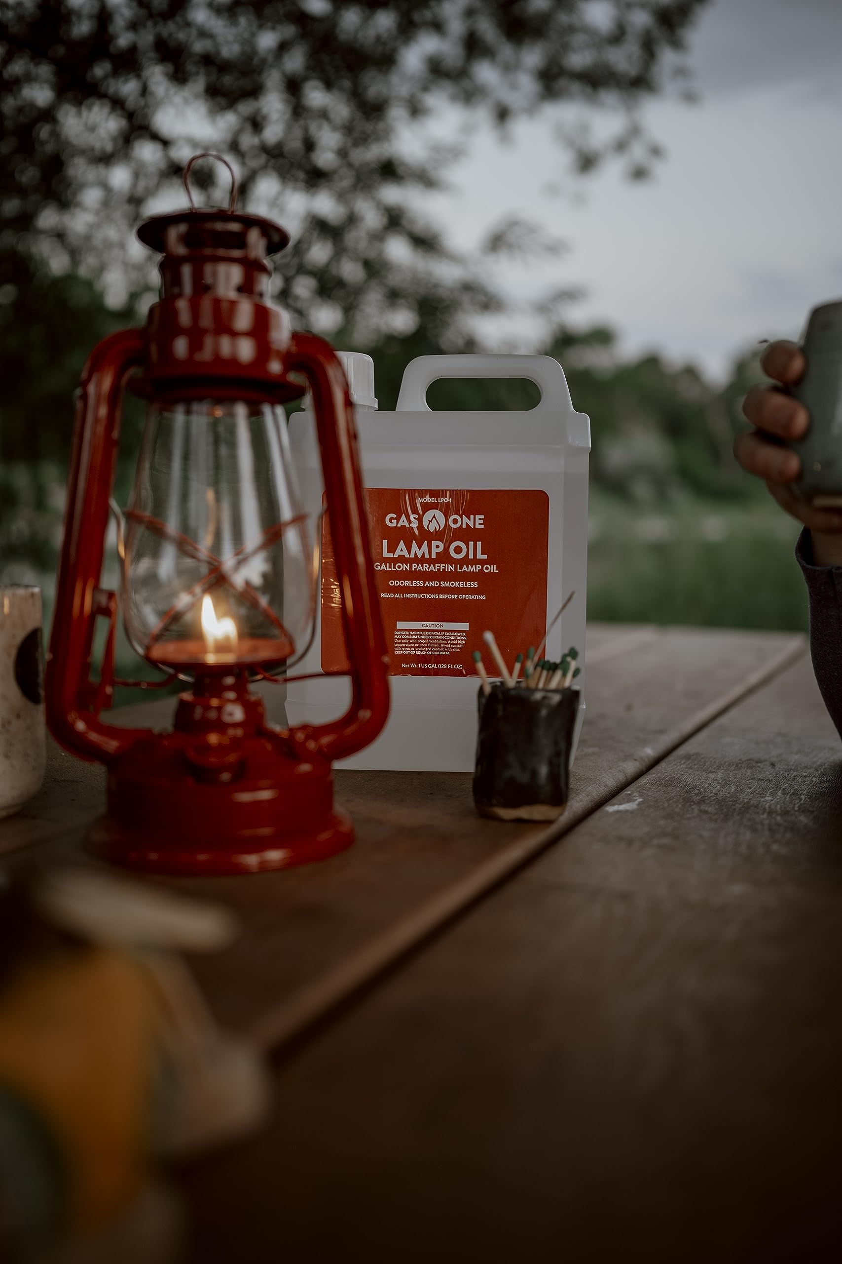 Gas One lámpara en cena íntima iluminando sin olores ni humo