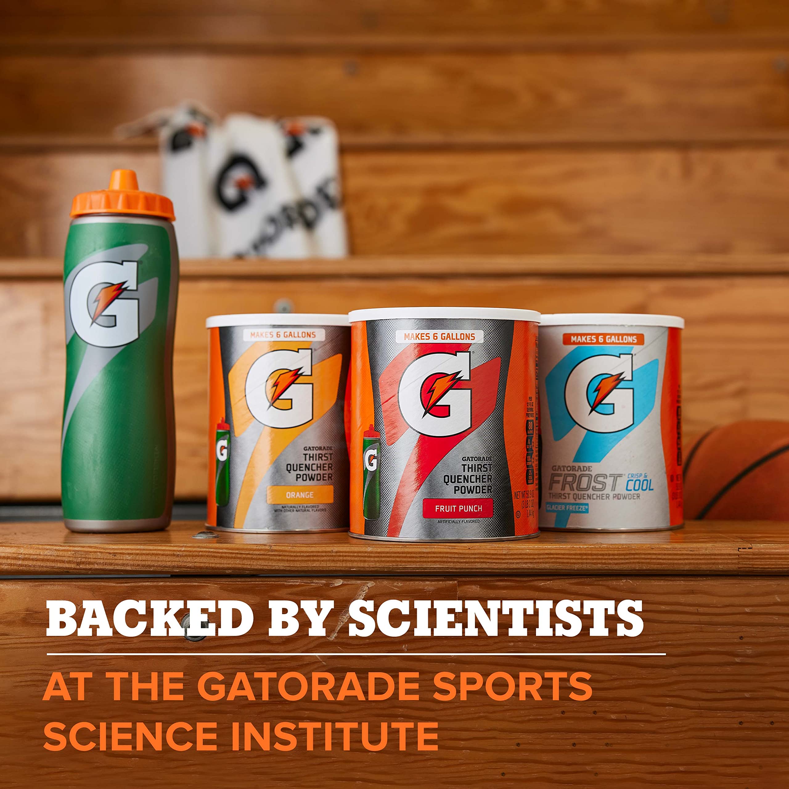 Deportista bebiendo Gatorade tras ejercicio para recuperar energía