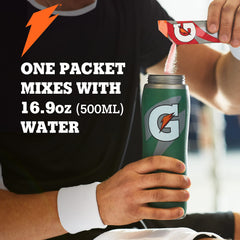 Gatorade sobre en la mano para comparar tamaño y llevar en mochila