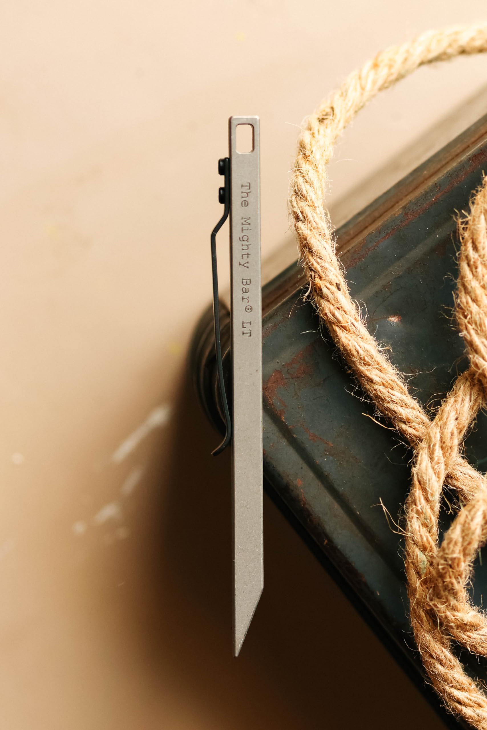 Gear Spool Mighty Bar LT comparación de tamaño con llaves, referencia de escala práctica