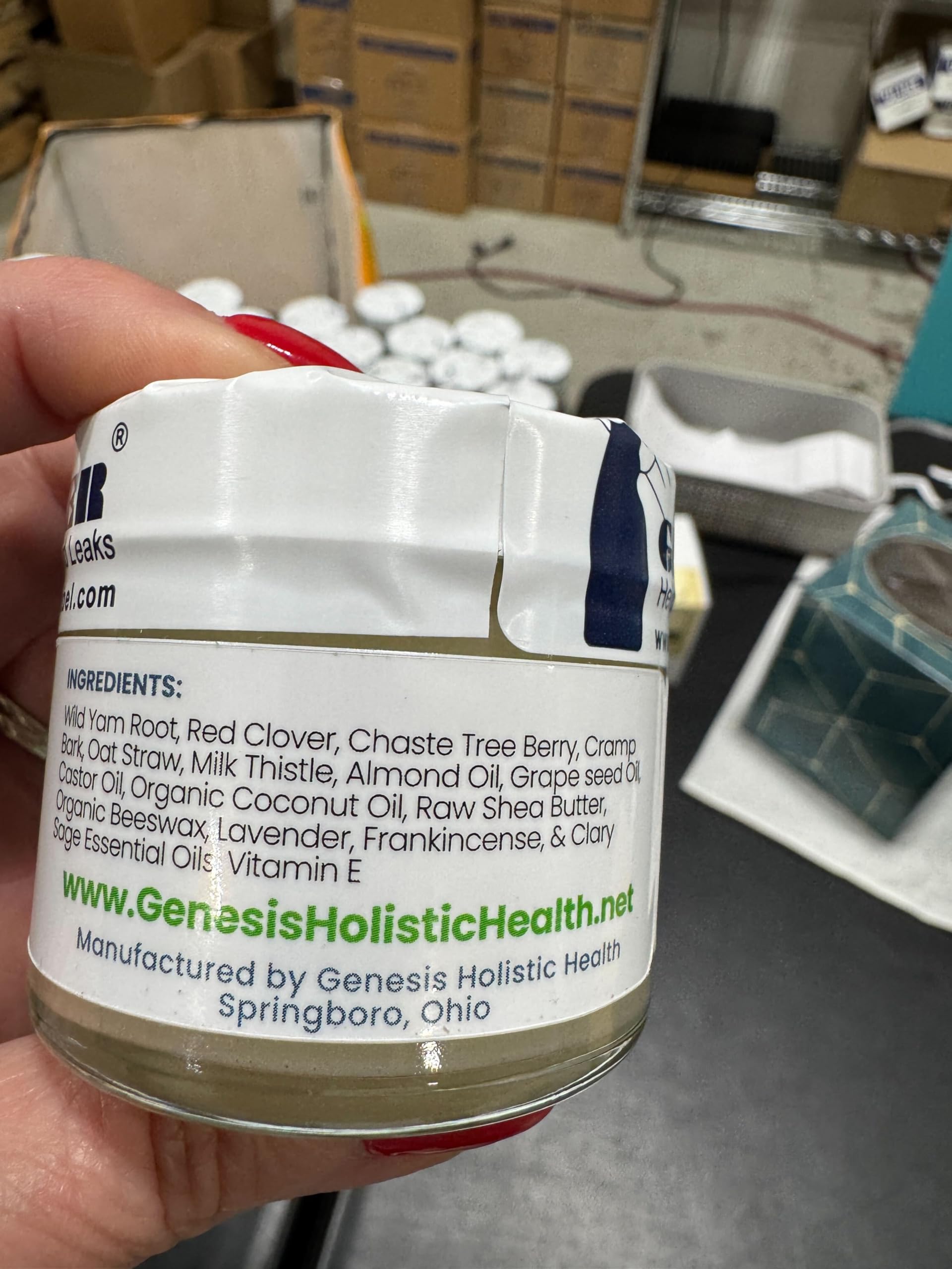 Genesis Holistic Health textura de crema en primer plano que muestra absorción ligera