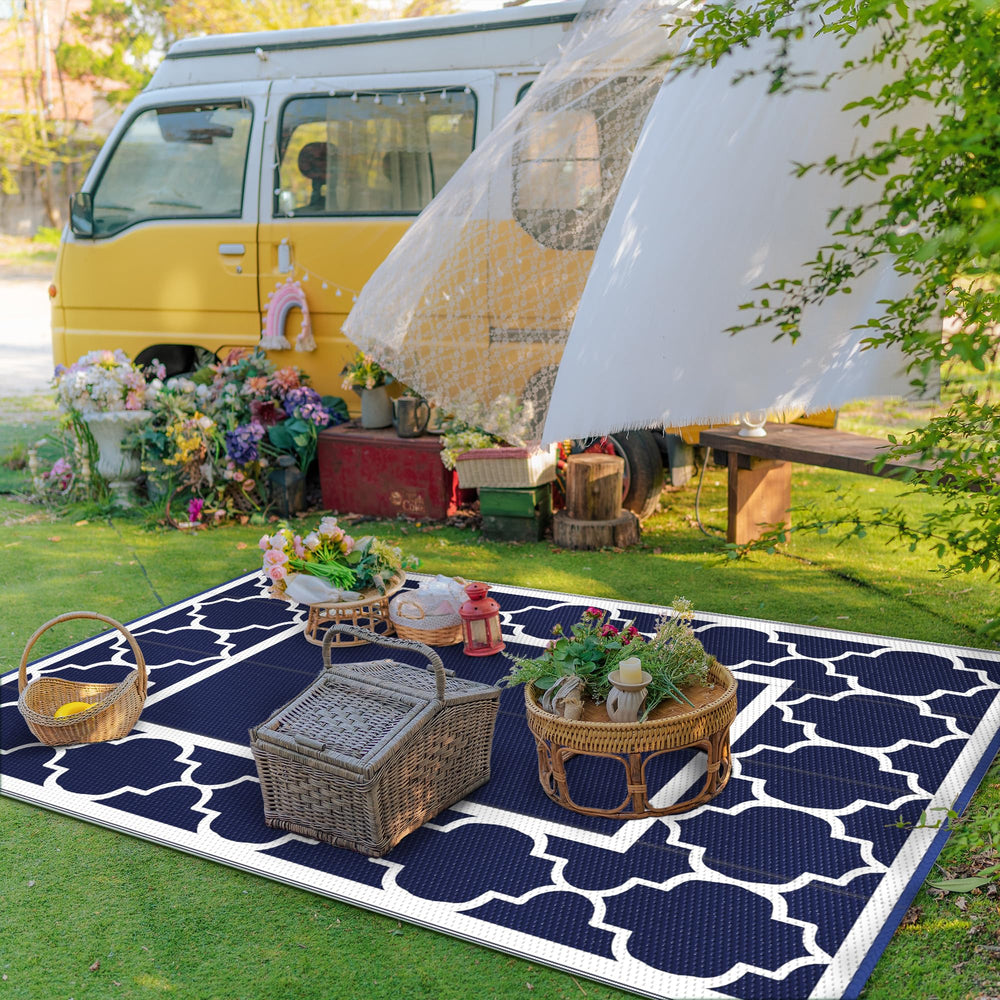GENIMO alfombra en uso bajo mesa y sillas muestra comodidad exterior