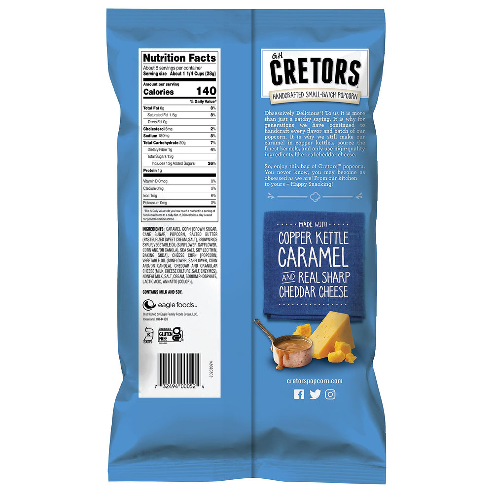 G.H. Cretors palomitas servidas en sala de estar en noche de película, ideal para compartir