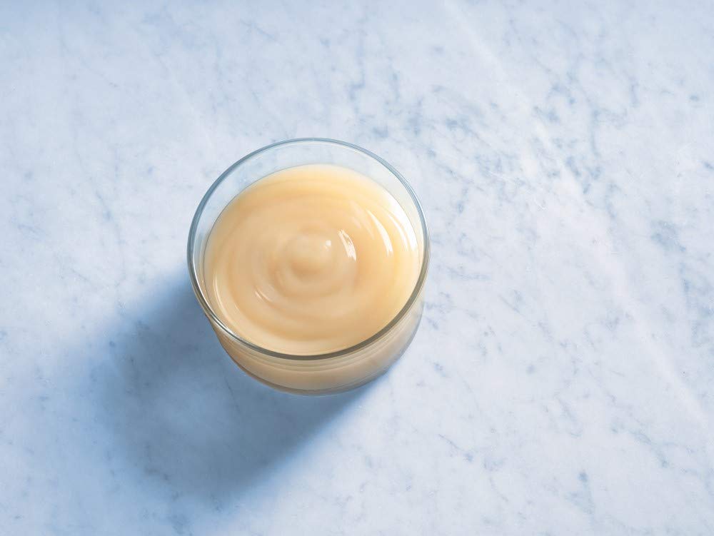 Detalle de la textura cremosa de la salsa Ghirardelli que aporta brillo y cuerpo