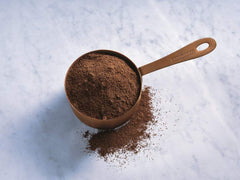 Ghirardelli en uso: chocolate caliente en taza mejora sabor intenso