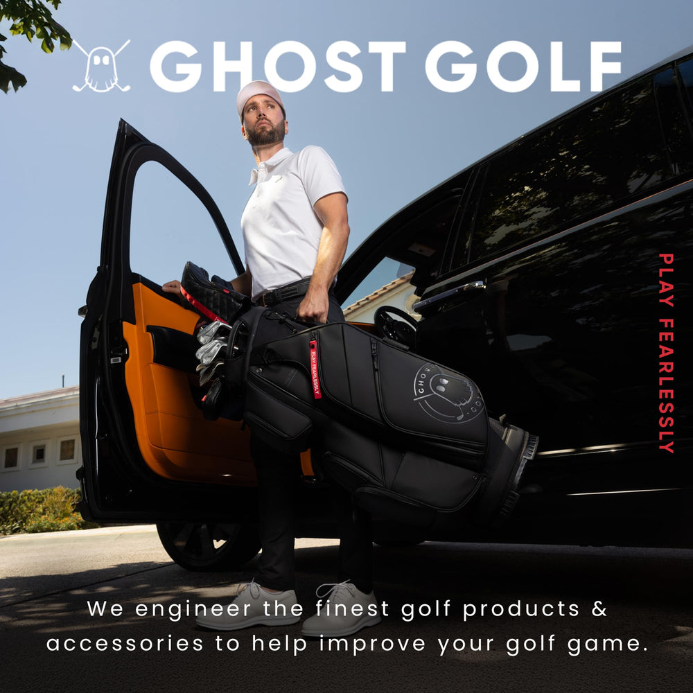 Ghost Golf jugador usando el cepillo en el campo, mantiene palos limpios
