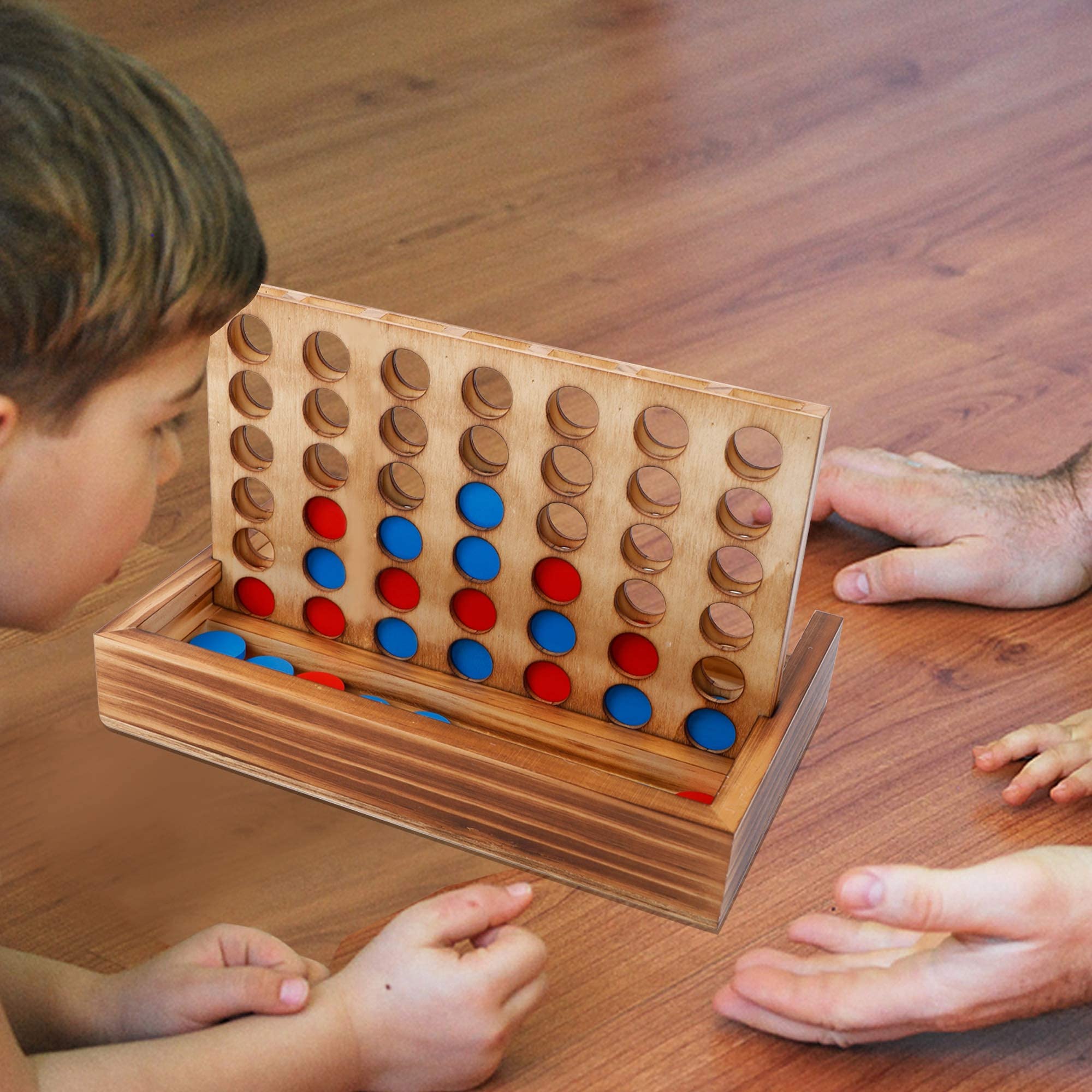 Glintoper juego en uso por una familia, fomenta interacción y estrategia