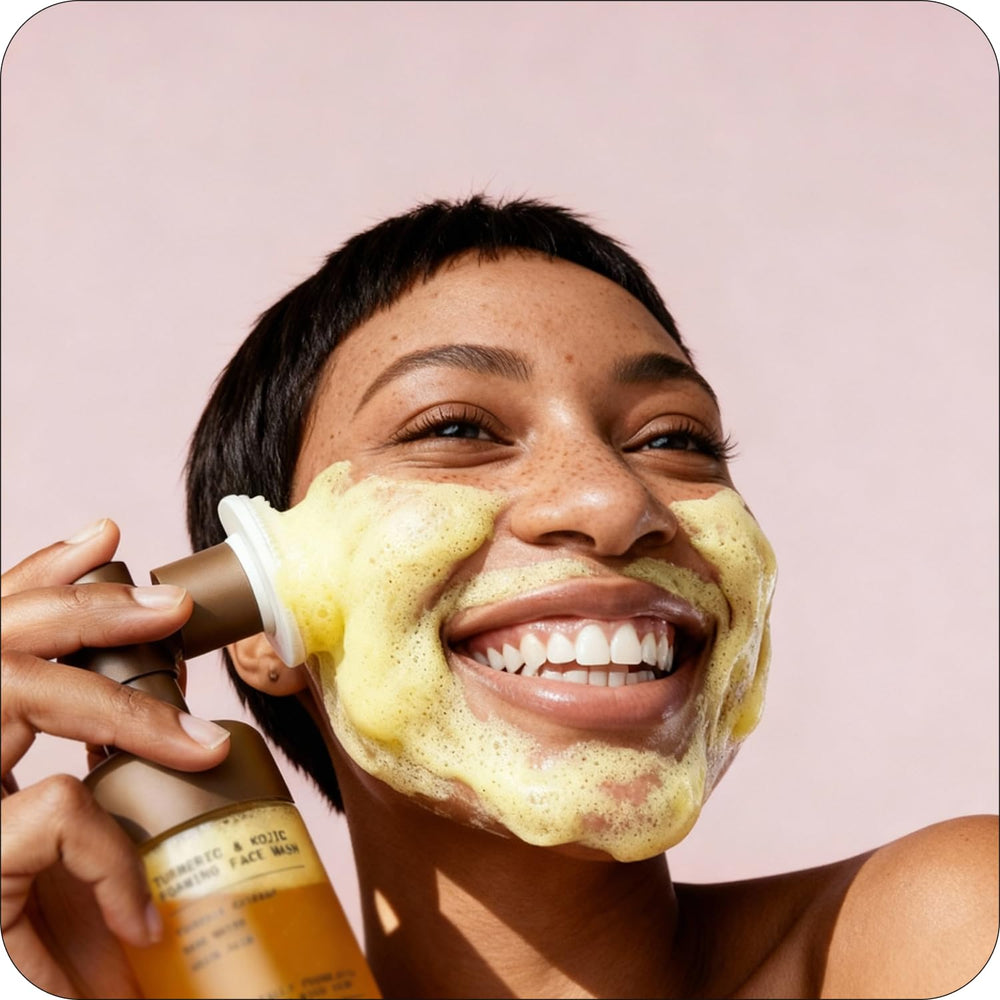 Glo Melanin tamaño 120ml en mano para referencia y fácil manejo