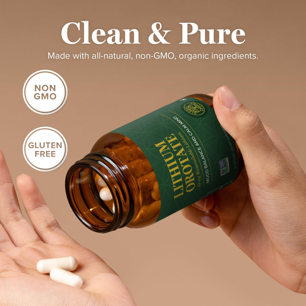 Global Healing Center cápsula en mano para comparar tamaño y dosificación