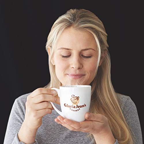 Gloria Jean's escena de desayuno con taza y cápsulas, inspira consumo cotidiano