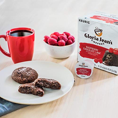 Gloria Jean's cápsula insertada en máquina Keurig, demuestra compatibilidad sencilla
