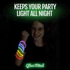 Glow Mind collares activados en personas durante fiesta, ambiente brillante